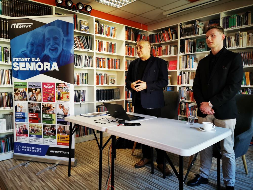 AI i smartfon w rękach seniora. Inspirujące spotkanie w bibliotece