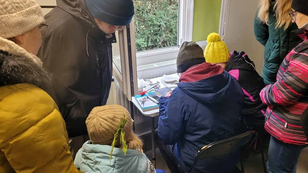 Akcja Karmnik w Miejskim Ogrodzie Botanicznym w Zabrzu – podpatrz pracę obrączkarza / fot. MOB