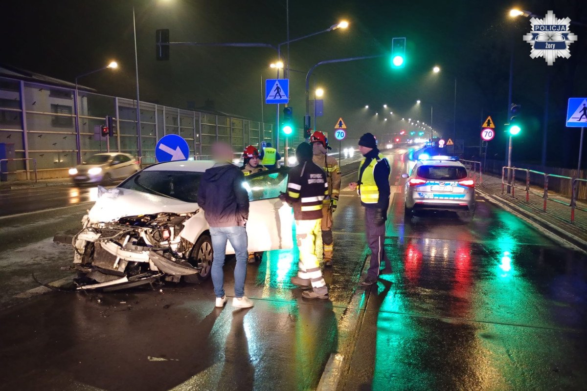 Groźny wypadek w Żorach. Na DK 81 zderzyły się trzy samochody