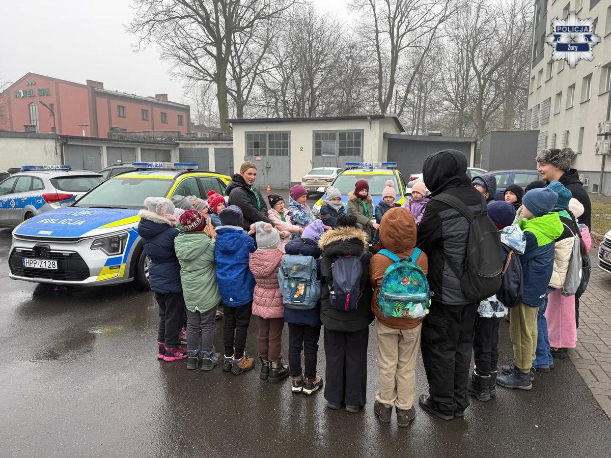 Zuchy odwiedziły Komendę Miejską Policji w Żorach. Nauka bezpieczeństwa i wartości