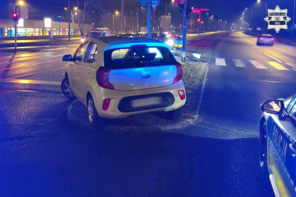 2,5 promila i brak prawa jazdy. Seniorka wjechała w latarnię w Żorach