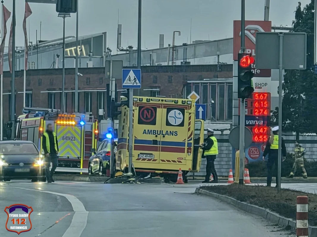Groźny wypadek w Tychach. Karetka z noworodkiem zderzyła się z osobówką / fot. 112.tychy.pl