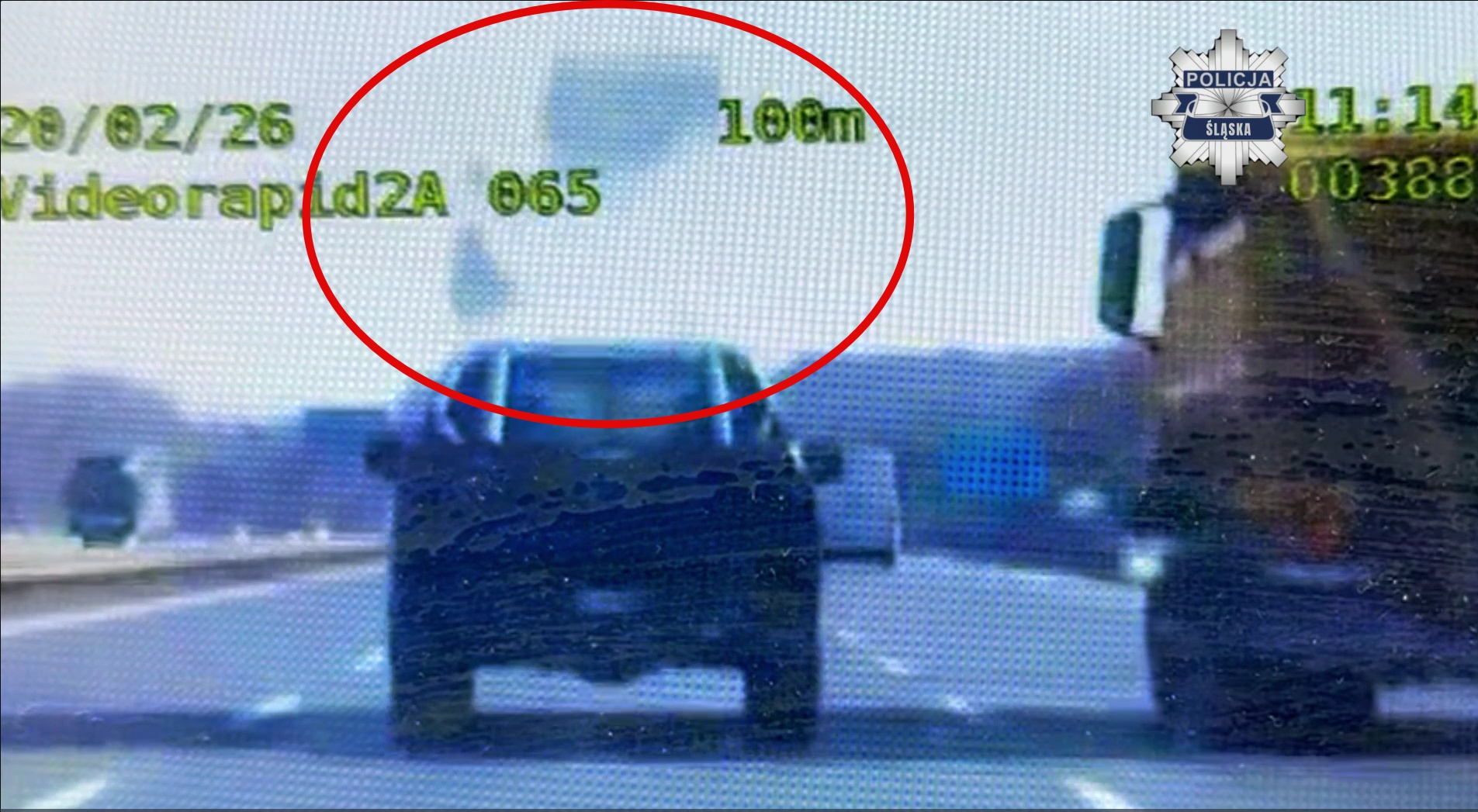 Bryła lodu spadła z auta na A4 przed kołami radiowozu