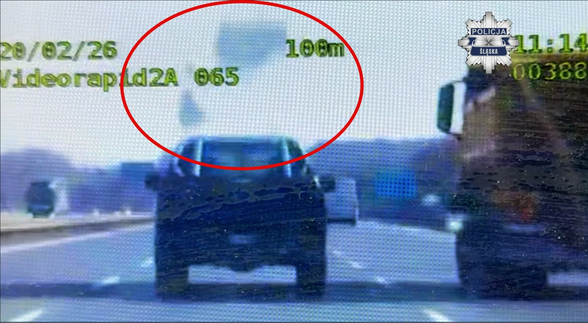 Bryła lodu spadła z auta na A4 przed kołami radiowozu