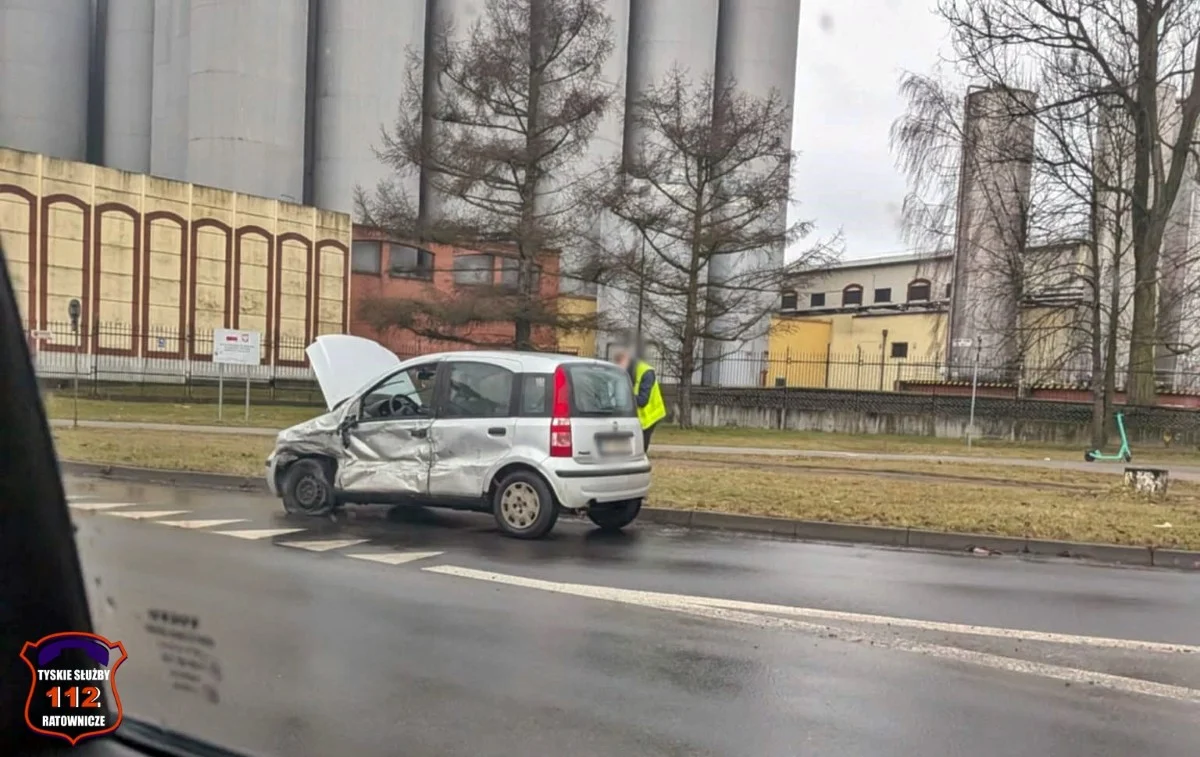 Groźny wypadek w Tychach. Karetka z noworodkiem zderzyła się z osobówką / fot. 112.tychy.pl