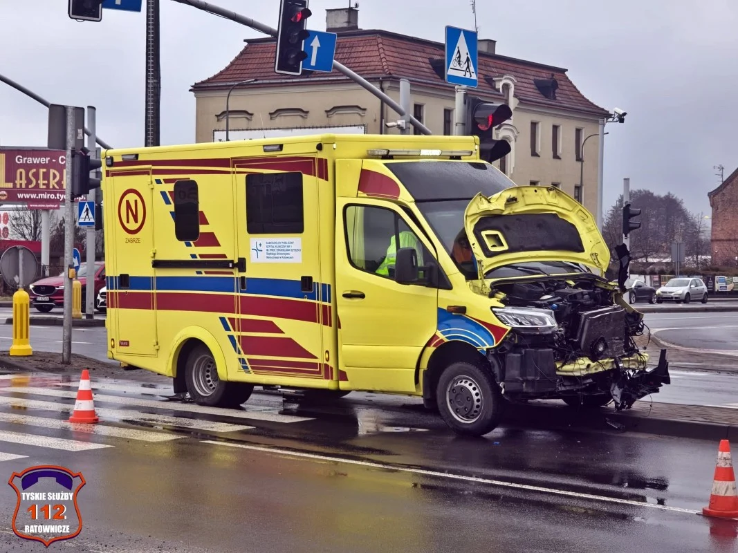 Groźny wypadek w Tychach. Karetka z noworodkiem zderzyła się z osobówką / fot. 112.tychy.pl