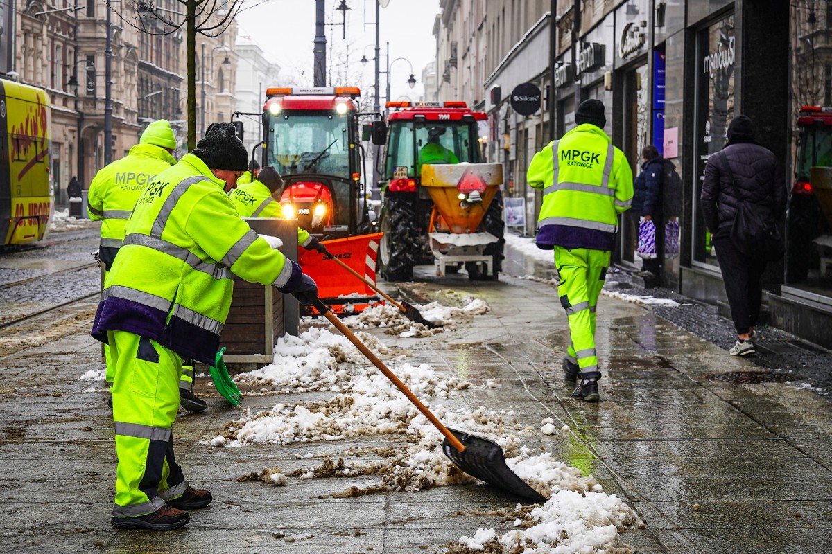 Akcja Zima 2025/2026 w Katowicach: 68 dni działań, 113 tysięcy kilometrów i niemal 6 tysięcy ton soli
