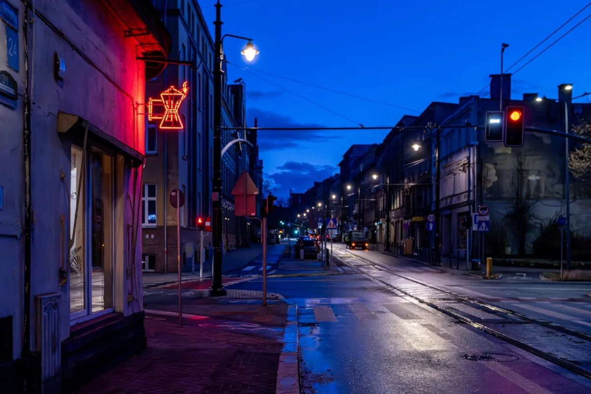 Nowy neon „kawiarnia” rozświetlił ul. Piekarską / fot. UM Bytom