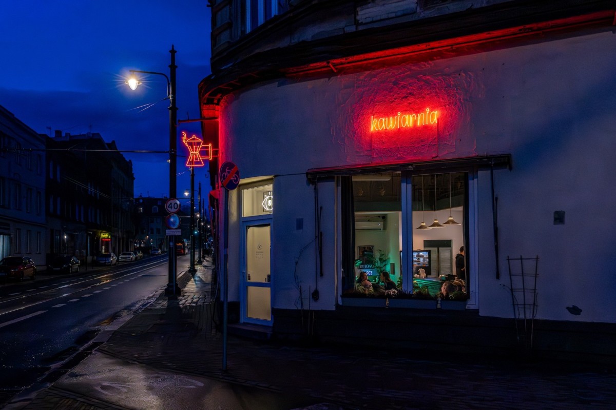Nowy neon „kawiarnia” rozświetlił ul. Piekarską