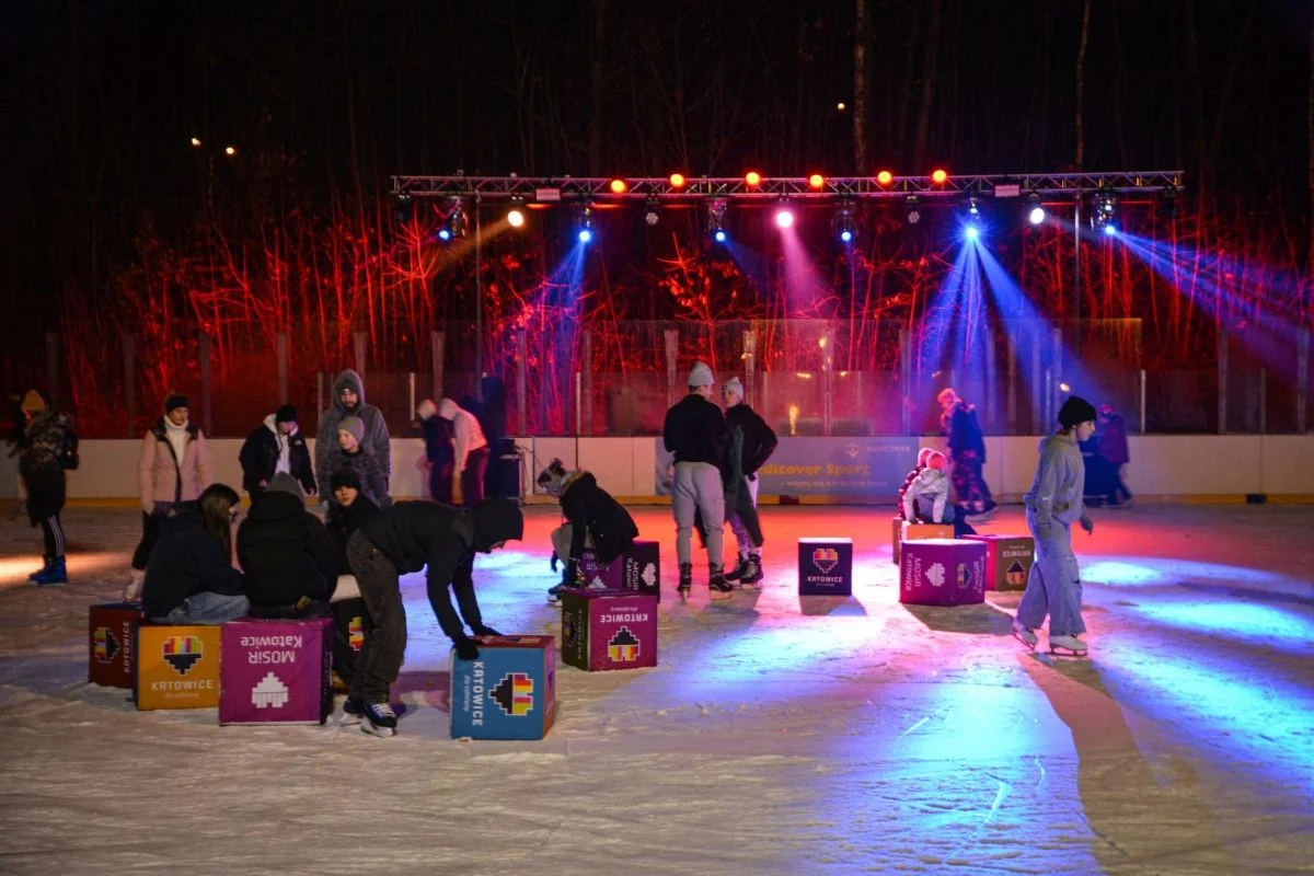 Pierwszy taniec na lodzie. Weselna dyskoteka na zakończenie ferii w Murckach