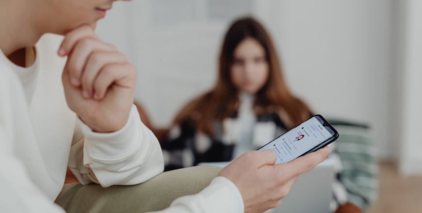 Debata dla rodziców i opiekunów: „Młodzi w internecie – współczesne trendy i zagrożenia”