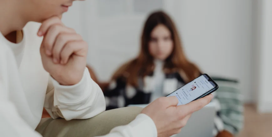 Debata dla rodziców i opiekunów: „Młodzi w internecie – współczesne trendy i zagrożenia”