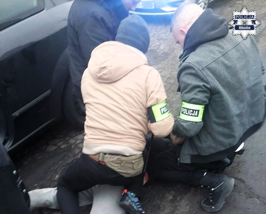 Pseudokibic zatrzymany za rozbój i narkotyki! 28-latek z Mikołowa w rękach policji