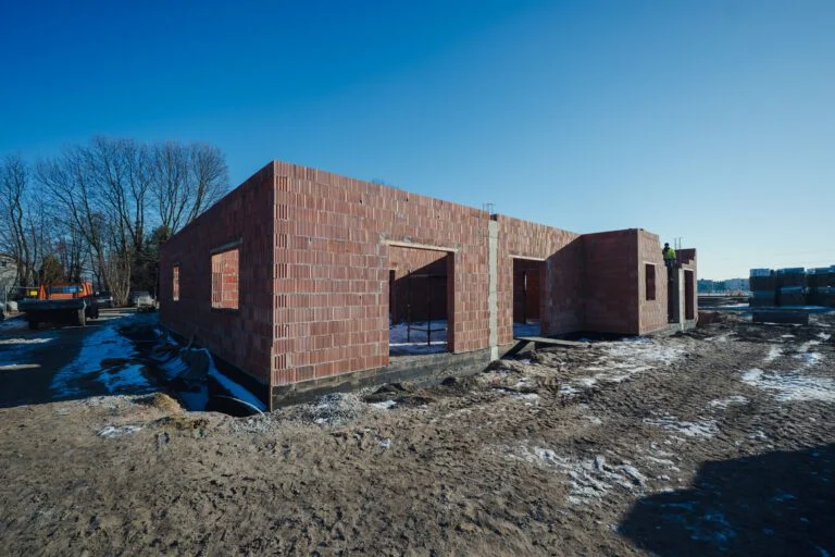 Nowy budynek żłobka rośnie w oczach. Inwestycja w edukację najmłodszych