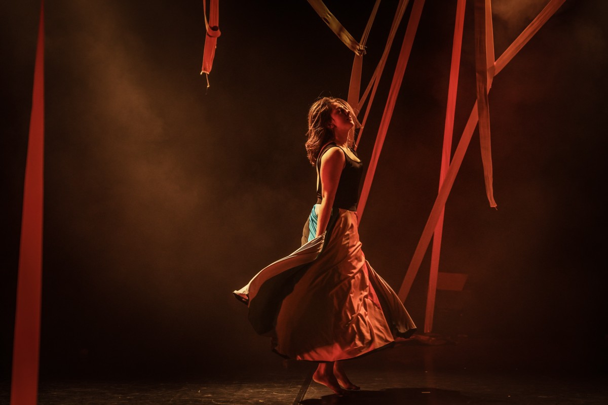 Fuzja tańca współczesnego i ludowego – warsztaty z Julią Stalicą w Teatrze Rozbark