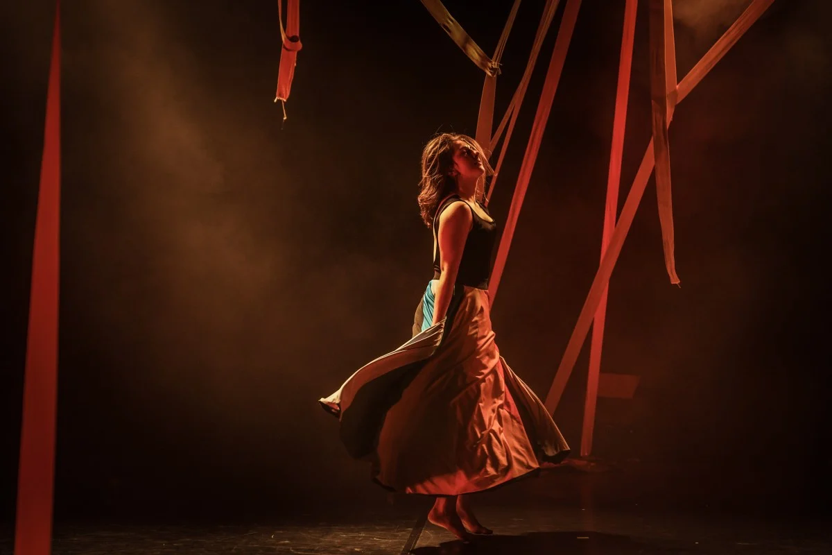 Fuzja tańca współczesnego i ludowego – warsztaty z Julią Stalicą w Teatrze Rozbark