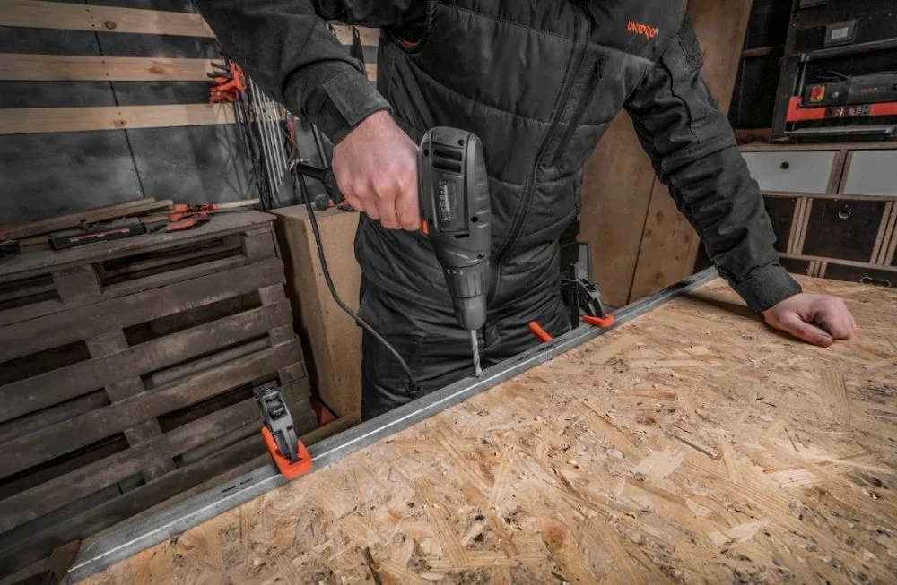 Z jakimi materiałami może pracować wiertarko-wkrętarka?