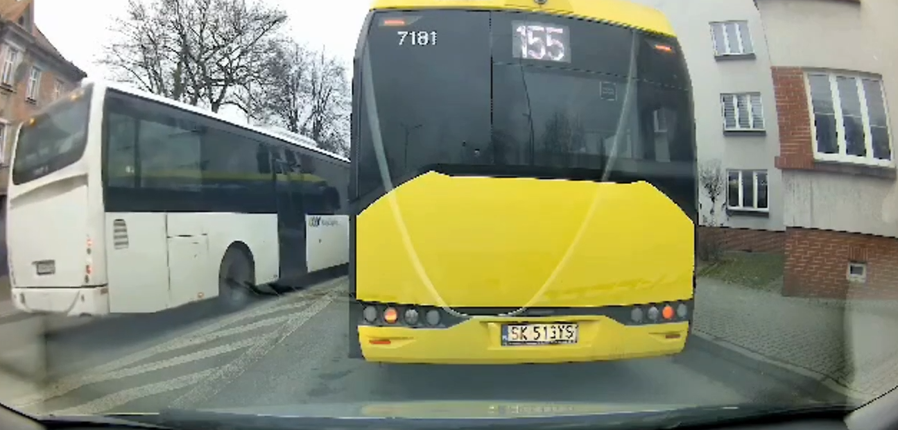 Skandaliczne zachowanie kierowcy autobusu zastępczego Kolei Śląskich. Sprawę bada Policja