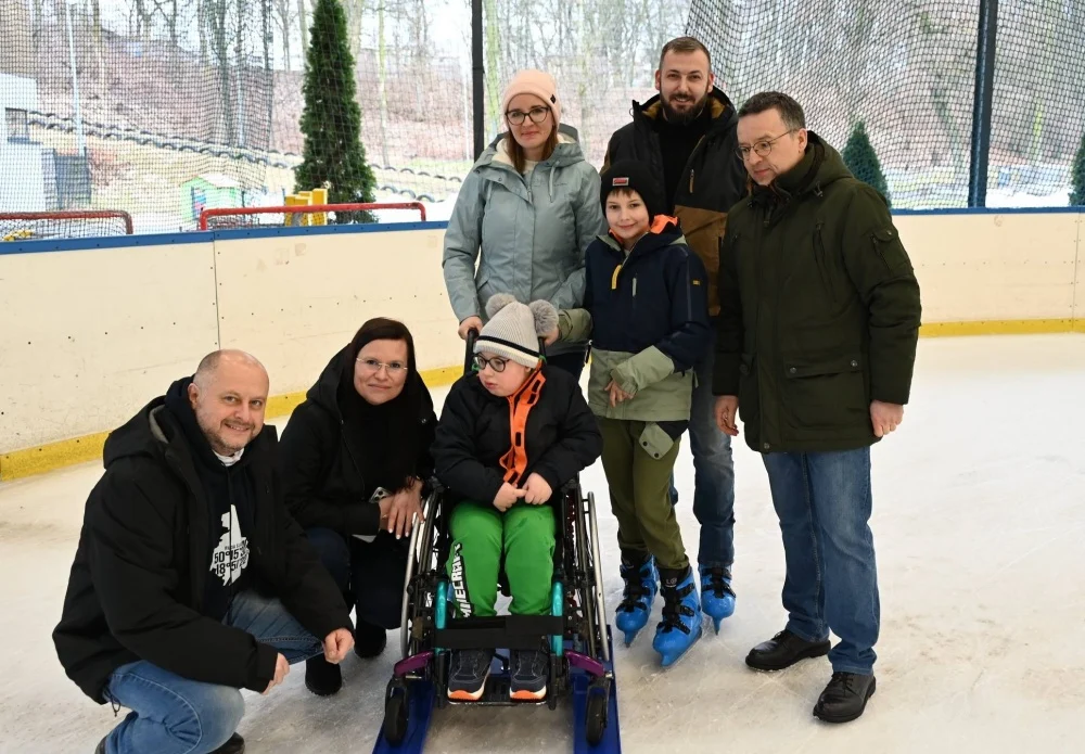 Lodowisko bez barier w Rudzie Śląskiej. Nowa platforma już działa na Burloch Arenie