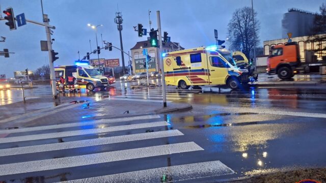Groźny wypadek w Tychach. Karetka z noworodkiem zderzyła się z osobówką