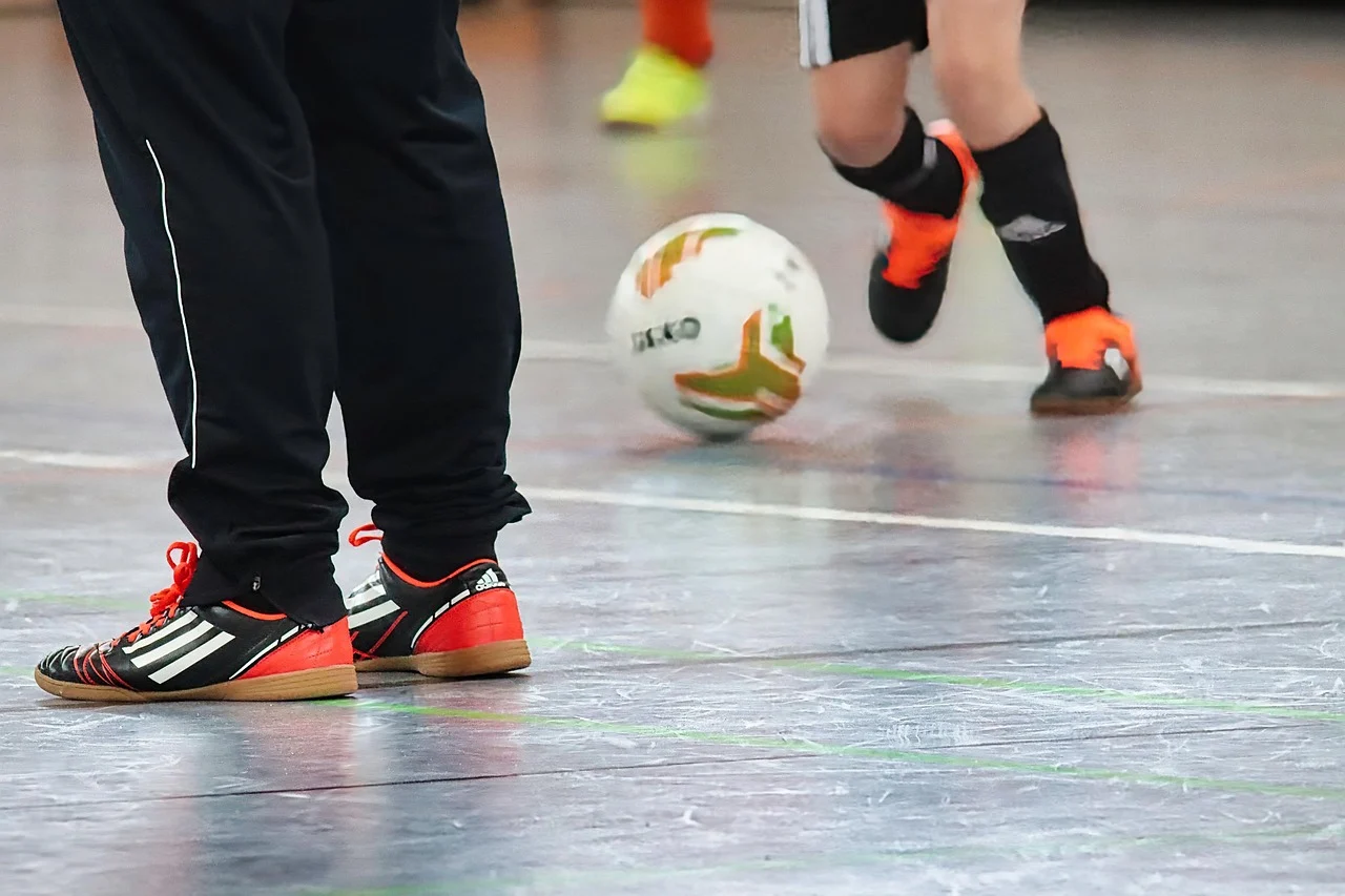 Bezpłatne treningi piłki nożnej w Chorzowie. MORiS wraca z projektem „Wyciągamy z bramy”