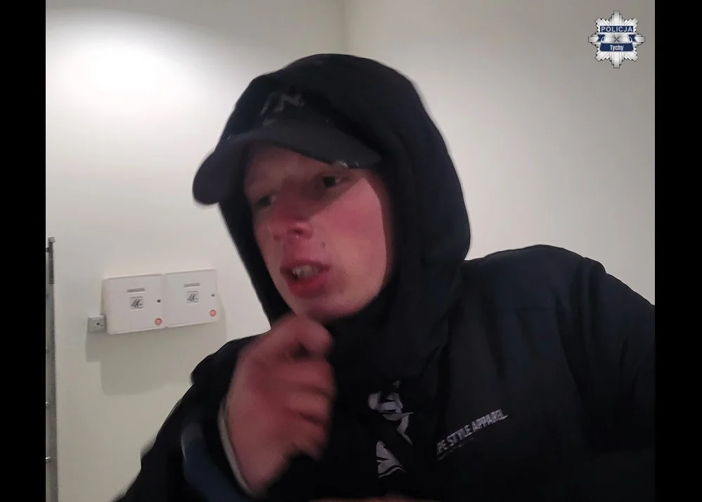 Rozpoznajesz te osoby? Policja z Tychów bada sprawę zniszczeń