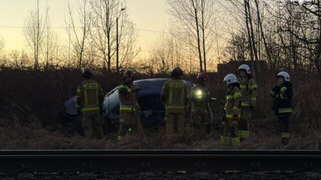 Wjechał wprost pod nadjeżdżający pociąg. Pijany 48-latek próbował uciec