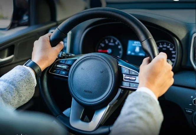 „Łapki na kierownicę” wracają. Policja apeluje do kierowców