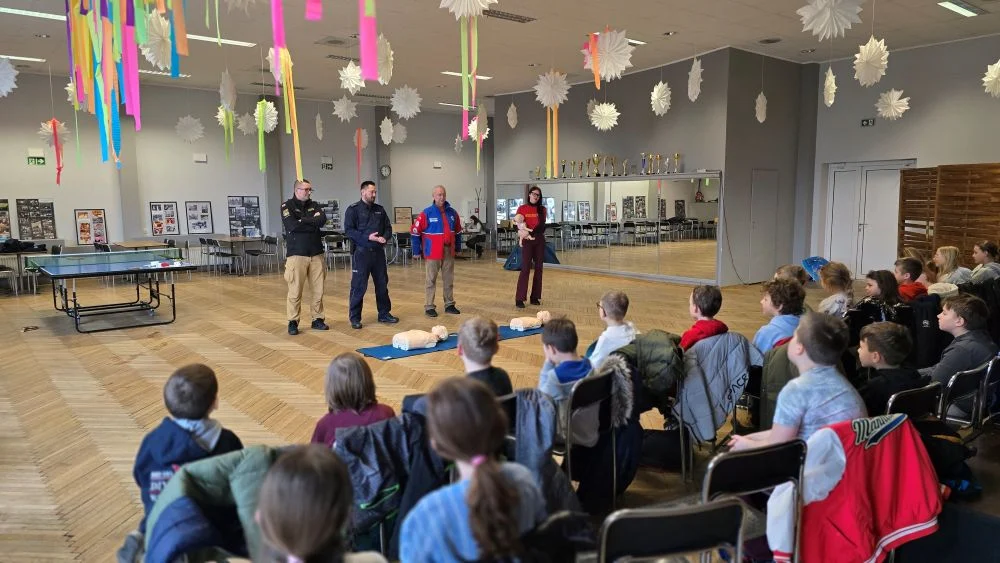 Trwa akcja „Kręci mnie bezpieczeństwo w zimie”. Dzieci uczą się ratować życie