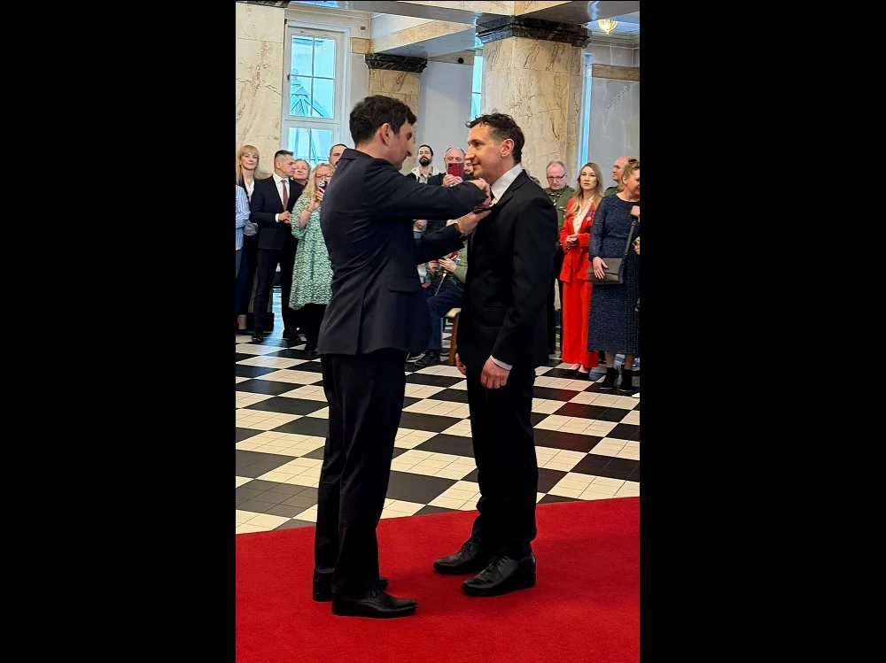 Marcin Jurkowski, Dyrektor Biblioteki w Piekarach, z Medalem Stulecia Odzyskanej Niepodległości