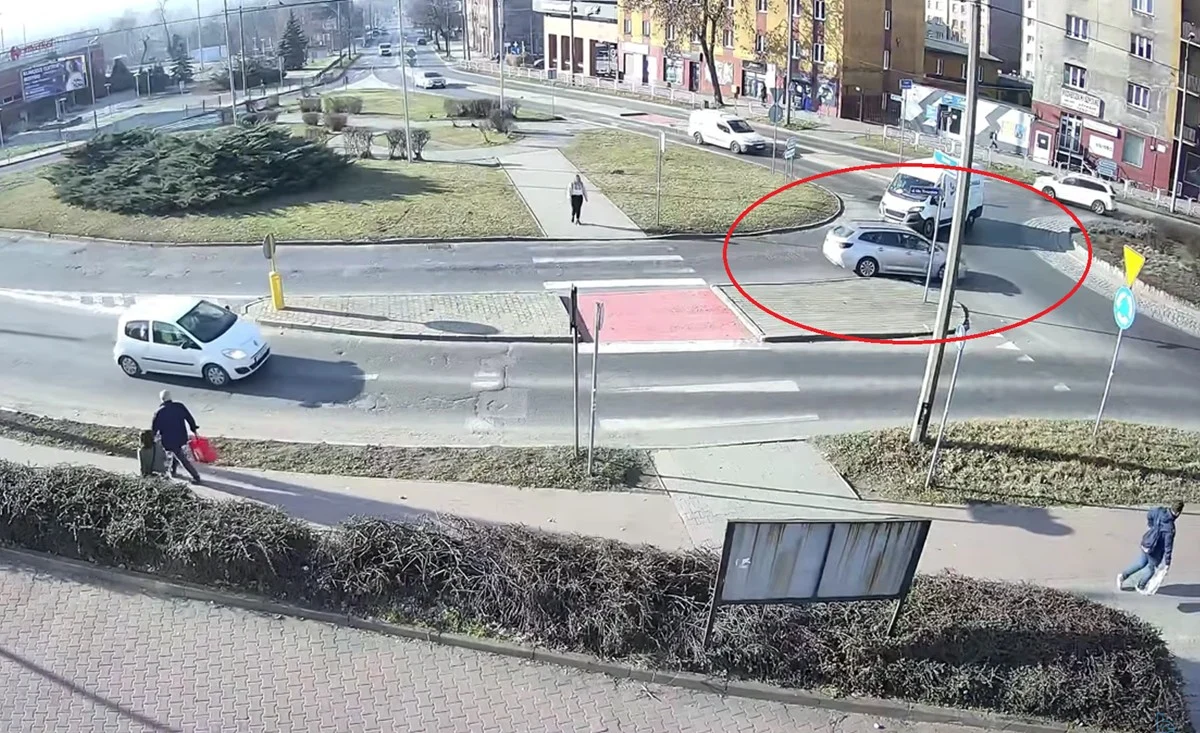 Wireckie rondo znów na nagraniu! Kolejny kierowca wjechał pod prąd [FILM]