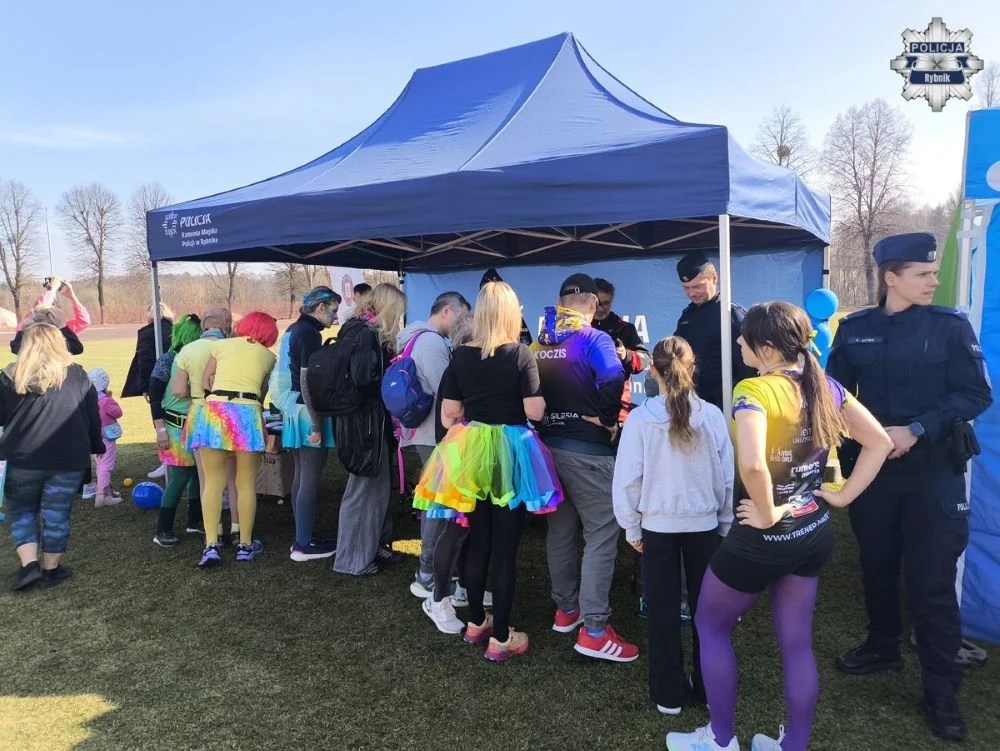 Rybnicka policja świętowała z mieszkankami. Radiowóz i profilaktyka na stadionie