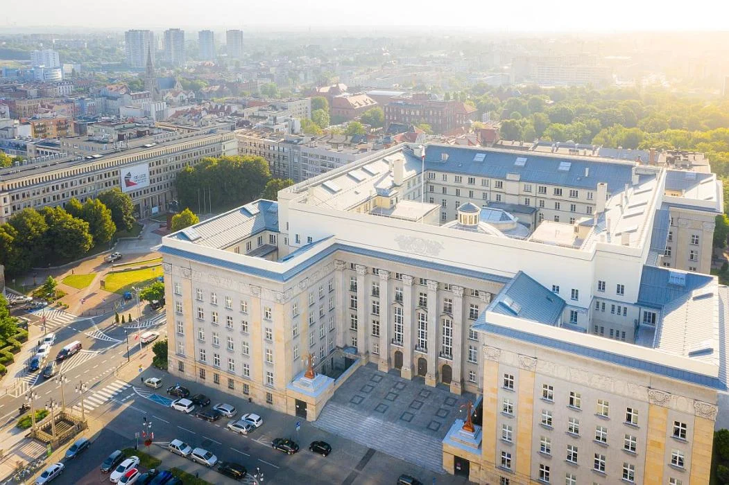 Środki na zabytki, staże dla studentów i remonty obiektów sportowych