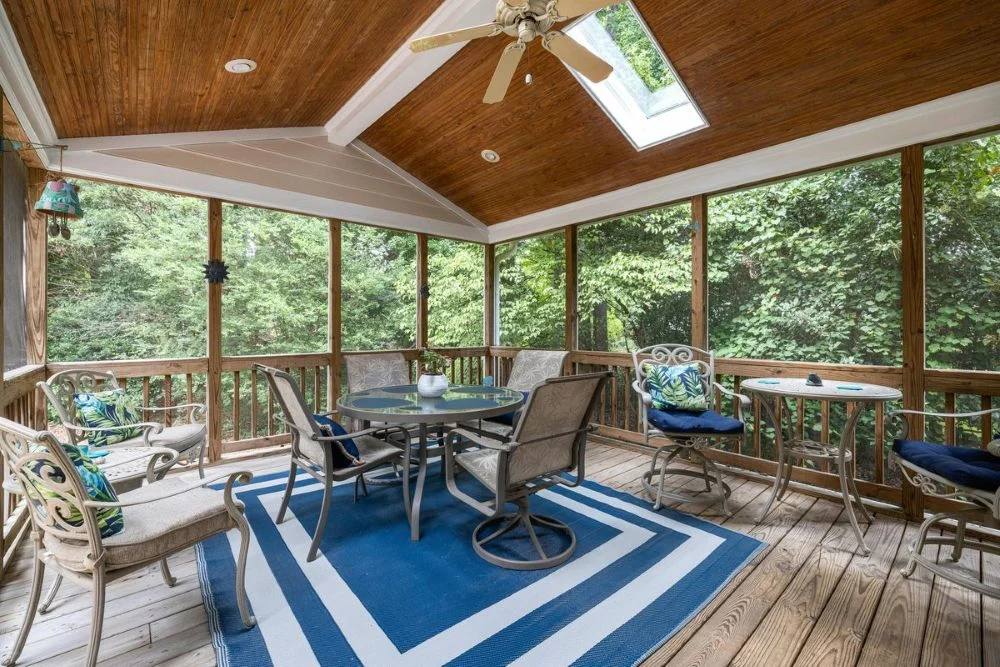 Czy warto wykonać zadaszenie tarasu samodzielnie? Plusy, minusy i praktyczne wskazówki