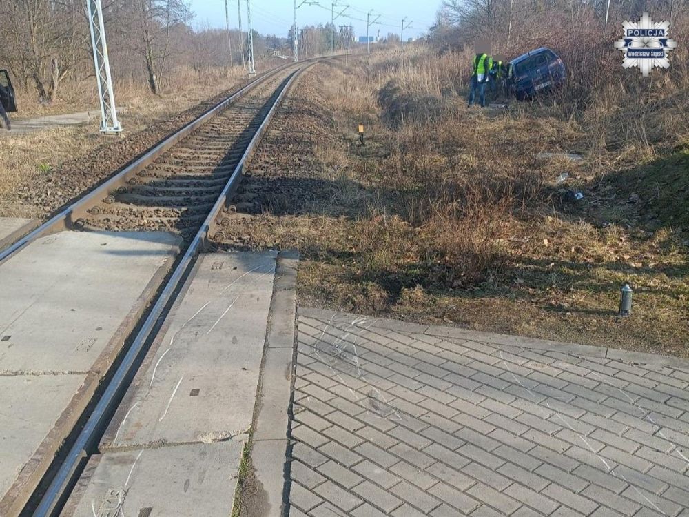 Wjechał wprost pod nadjeżdżający pociąg. Pijany 48-latek próbował uciec /fot. KMP Wodzisław Śląski