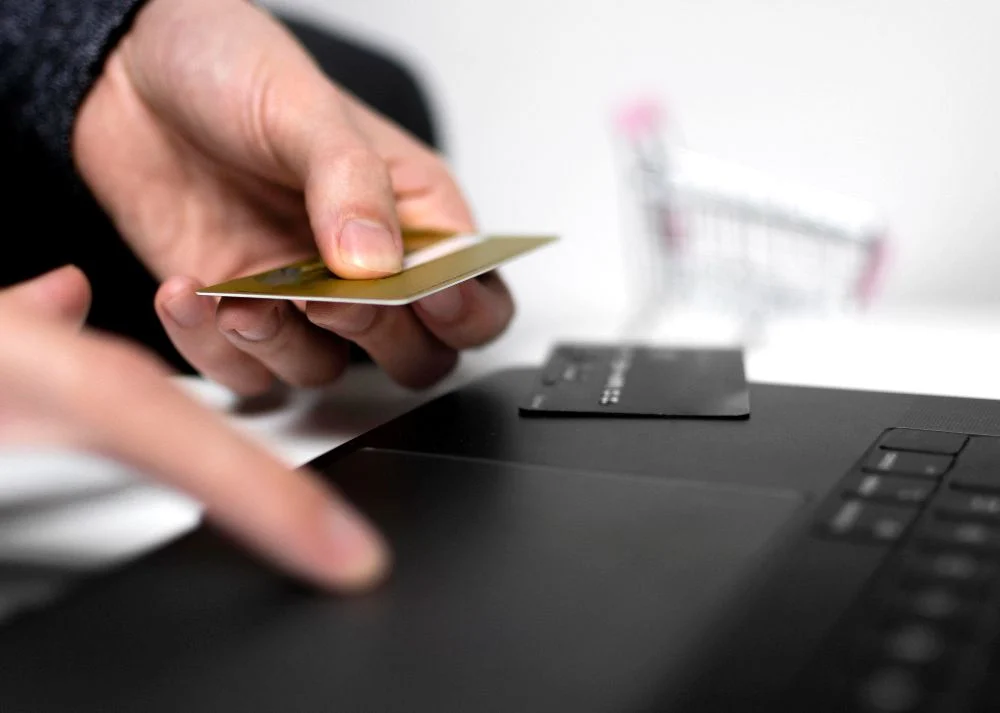 Nowy sposób na oszustwo. Podszywają się pod banki i wyłudzają pieniądze