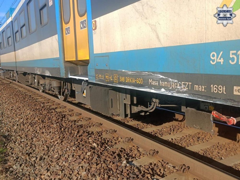 Wjechał wprost pod nadjeżdżający pociąg. Pijany 48-latek próbował uciec /fot. KMP Wodzisław Śląski