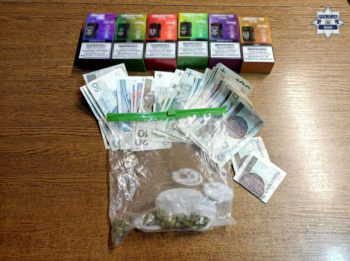 Nietrzeźwy 20-latek przewoził 18-latka z narkotykami i 16-latka z nielegalnymi e-papierosami