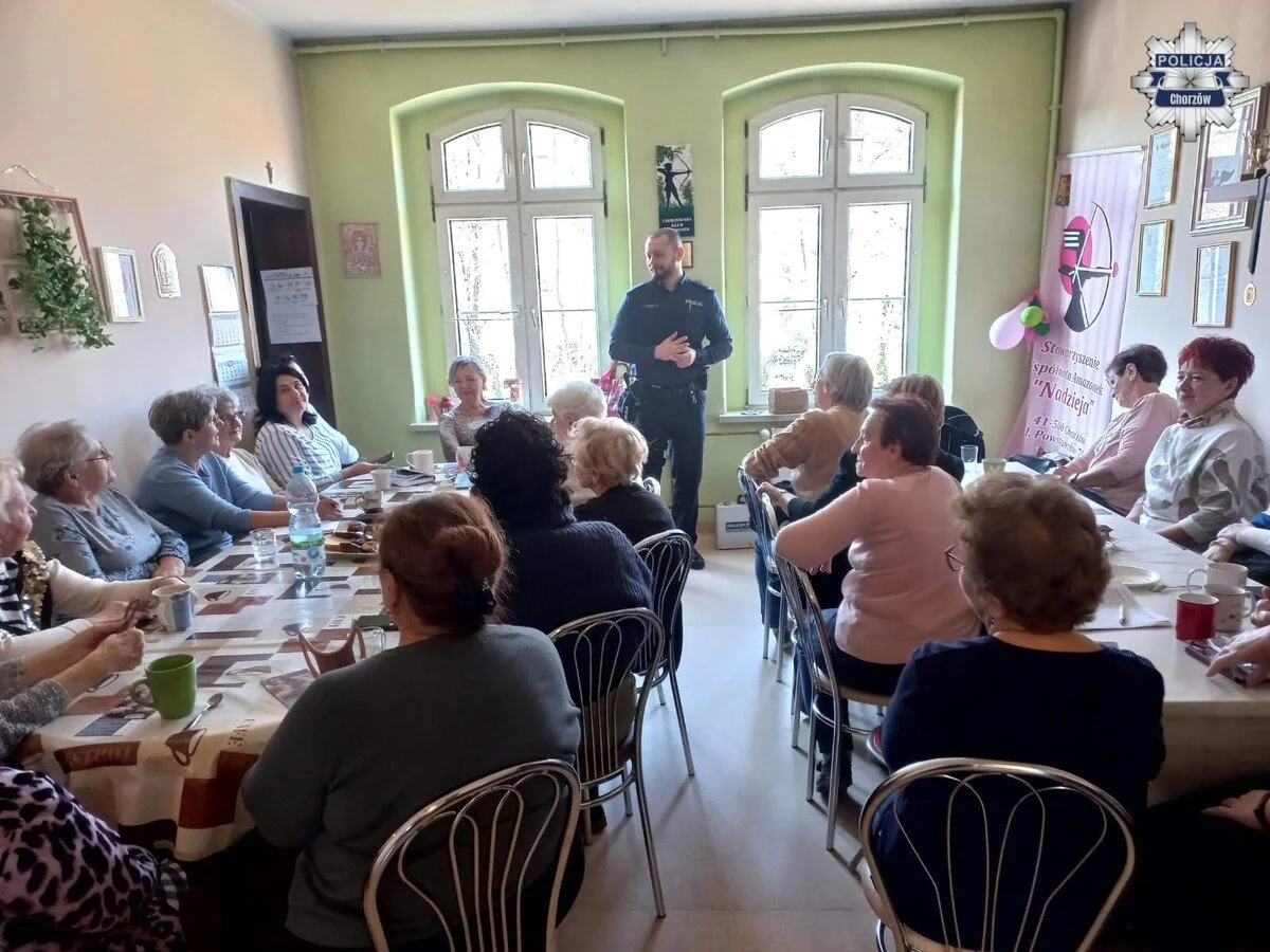 „Fałszywa tożsamość – prawdziwe ryzyko”. Spotkanie policjantów z Klubem Amazonek w Chorzowie
