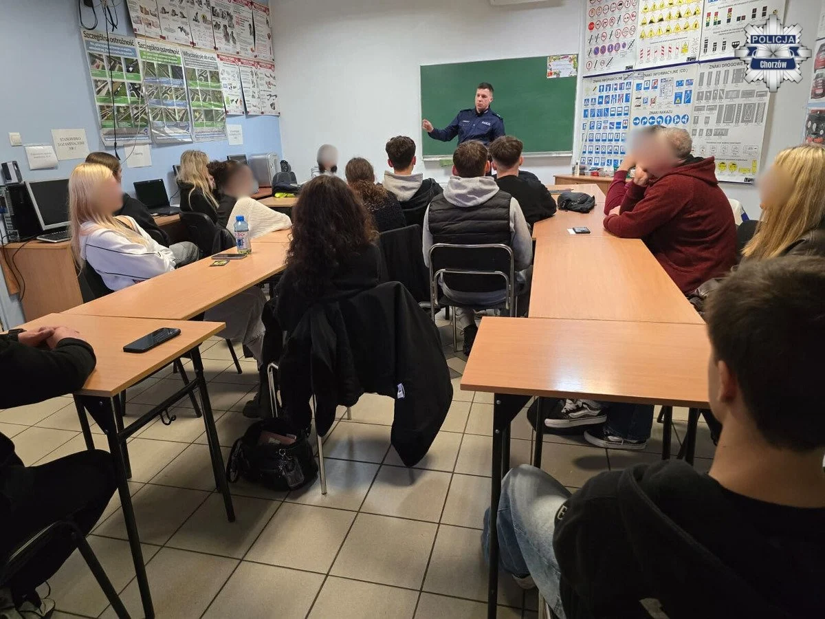 Lekcja bezpieczeństwa dla przyszłych kierowców w Chorzowie. Policjant spotkał się z kursantami