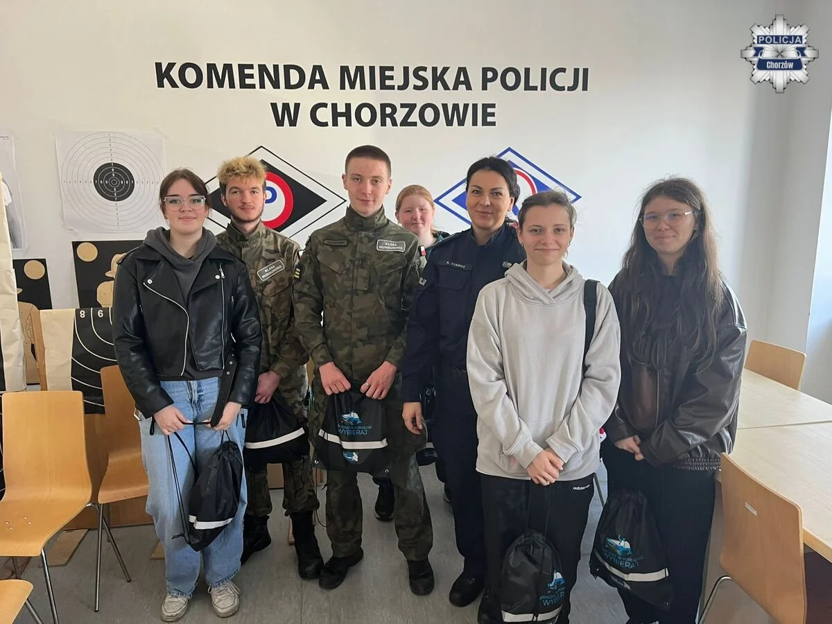 Uczniowie z „Ligonia” odwiedzili chorzowską komendę. Poznali pracę policji