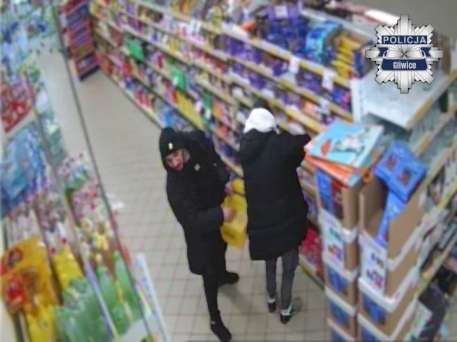 Ukradli 43 czekolady. Policjanci z Pyskowic proszą o pomoc