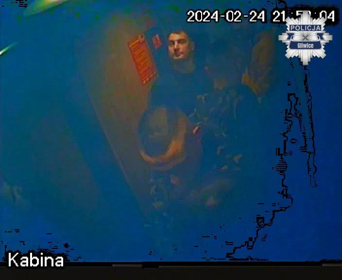 Wtargnięcie do mieszkania i pobicie w Gliwicach. Policja opublikowała wizerunki podejrzewanych / fot. KMP Gliwice