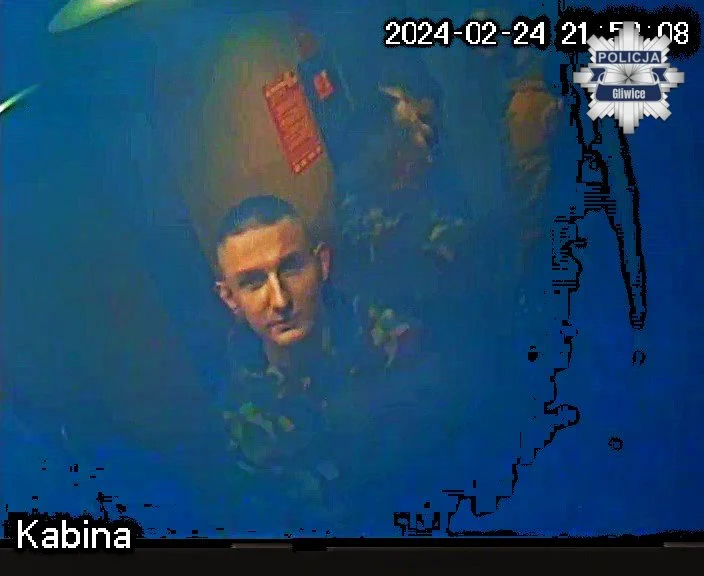 Wtargnięcie do mieszkania i pobicie w Gliwicach. Policja opublikowała wizerunki podejrzewanych / fot. KMP Gliwice