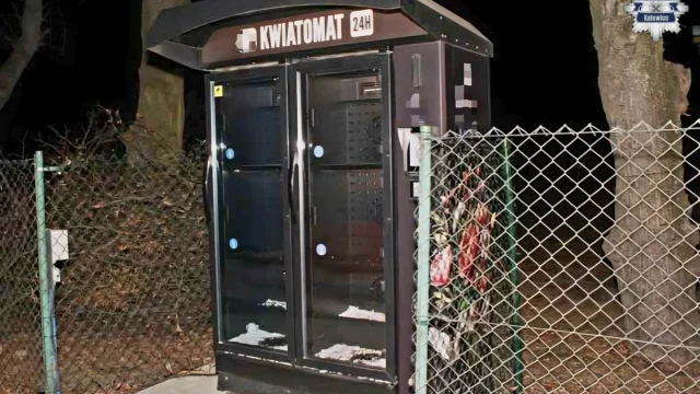Agresywny 36-latek zatrzymany w Katowicach. Zniszczył szybę w tramwaju i włamał się do kwiatomatu