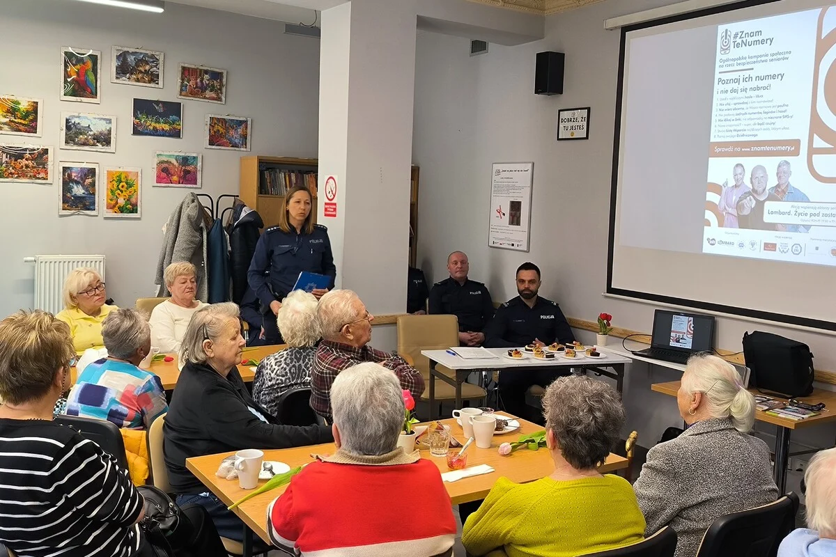 Policjanci spotkali się z mieszkańcami Szopienic. Rozmawiali o bezpieczeństwie seniorów / fot. KMP Katowice