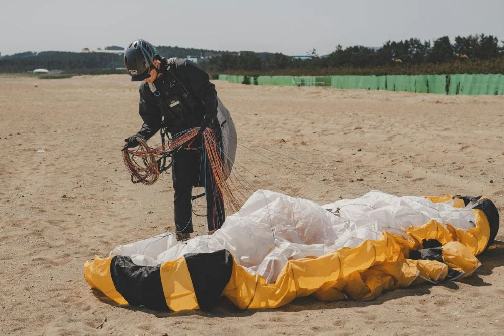 Dlaczego warto wybrać kurs paralotniowy? Pierwszy krok do latania