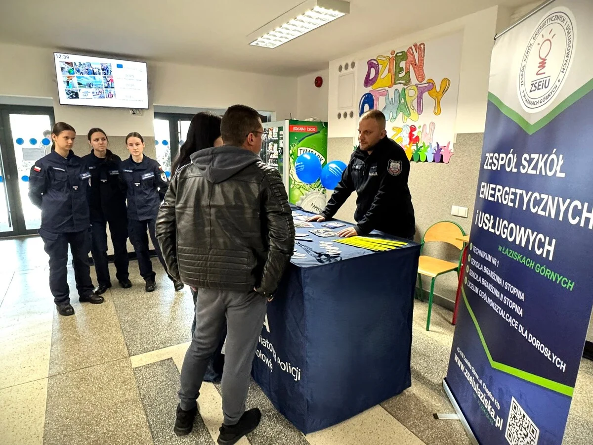 Dzień otwarty w ZSEiU w Łaziskach Górnych. Młodzież pytała o służbę w Policji