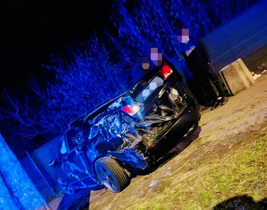 Groźne zdarzenie drogowe na ul. Wolności. Kierowca wjechał w ogrodzenie