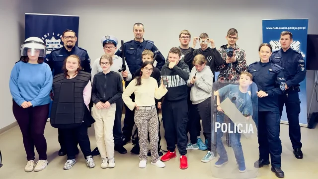 Uczniowie SPS nr 11 zajrzeli za kulisy rudzkiej policji. Na koniec czekała ich wyjątkowa niespodzianka